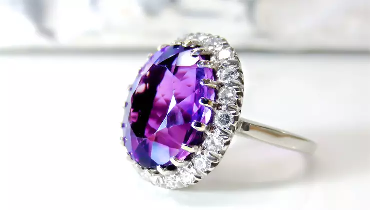 Luxury sapphire diamond ring